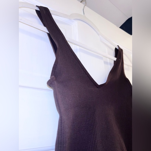 Design by Olivia Women's Four-Way Stretch V-Neck Ribbed Seamless Crop Top - Picture 4 of 8